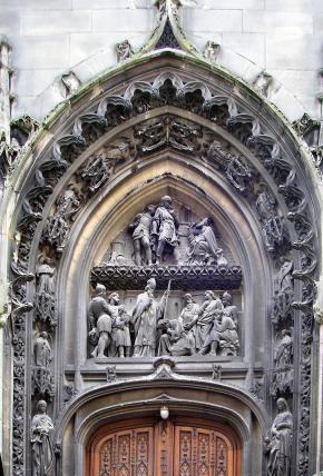Rouen : tympan du portail de l'�glise Saint-Patrice.
