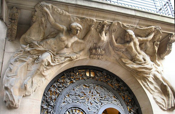 Un portail, rue des Archives, � Paris (3e arrondissement).