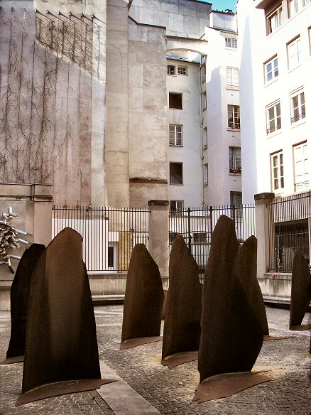 Rue de Venise : sculptures.