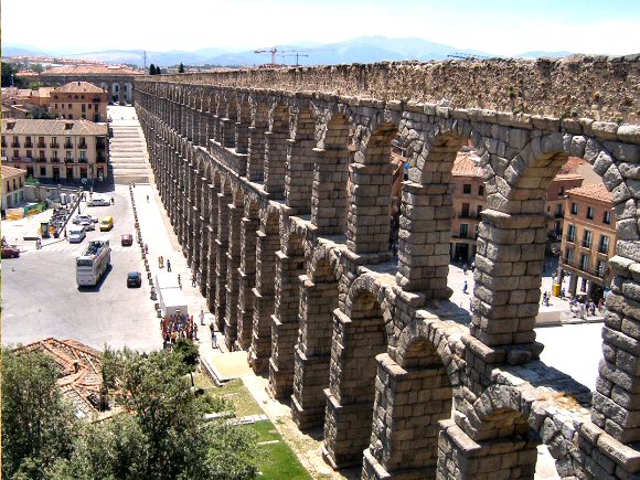 S�govie : l'aqueduc romain.