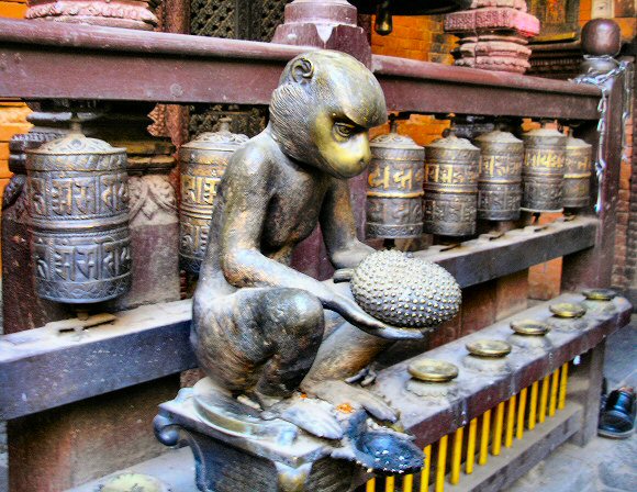 Patan (N�pal) : statue de singne du Temple d'or.