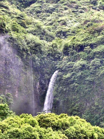 Tahiti : chute d'eau pr�s de Papeete.