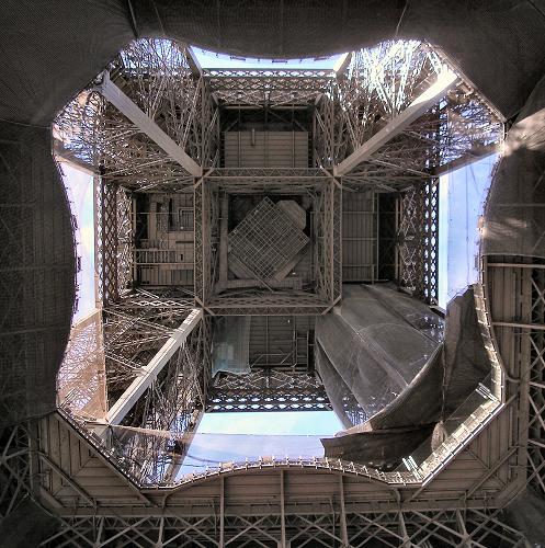 Sous la tour Eiffel, � Paris.