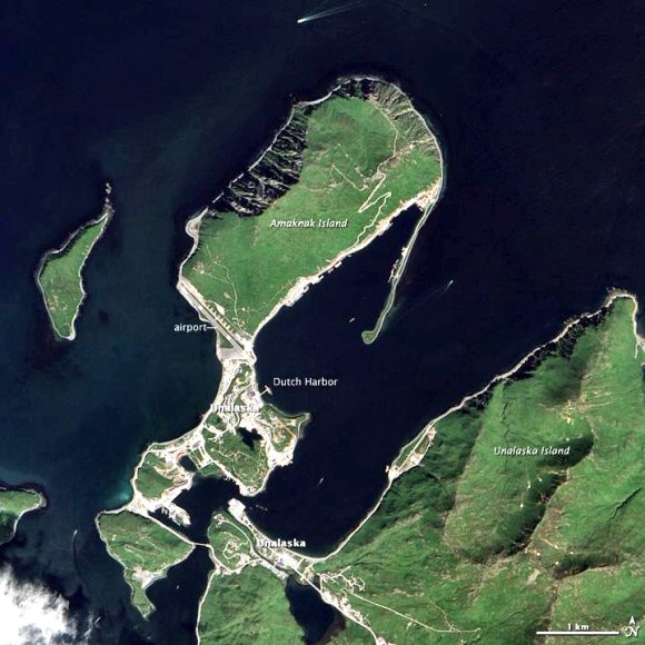 Al�outiennes : les �les Unalaska et Amaknak vues depuis l'espace.