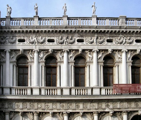 Venise : Fa�ade de la Lbreria Vecchia.