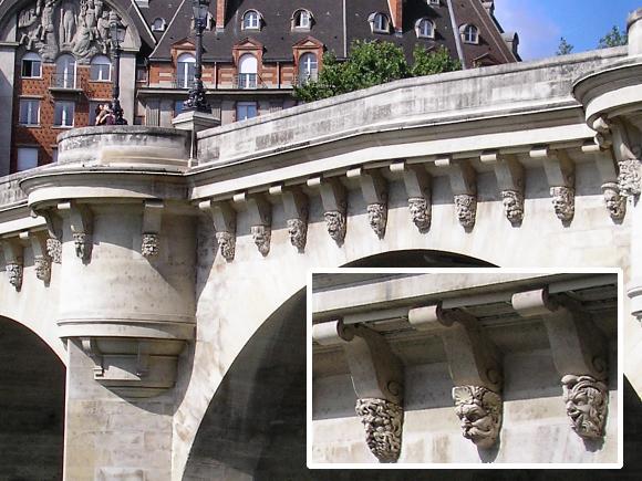 Paris : consoles du Pont Neuf.